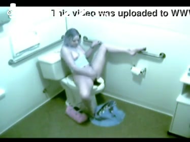 大一学生妹家中厕所里脱光自慰 刚喷出来就被父亲发现了