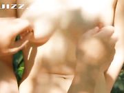 2网友为了挑战刺激竟约极品美女在野外小溪里铺上凉席3P