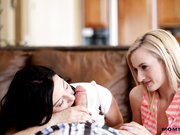 弟弟看色情影片打飞机被姐姐发现姐姐决定帮他却被母亲发现