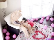 情人节男主穿上大熊装扮准备给女友惊喜却先被自己妹妹发现