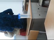 某学院中午放学清纯小嫩妹等男友扒光衣服趴在课桌上操