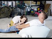 修理工搞丰满漂亮小姐姐妹子白嫩吞吐吸允技术不错