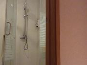 年轻情侣酒店浴室激情啪啪妹子翘臀撅起屁股被猛烈后插到啊啊大叫