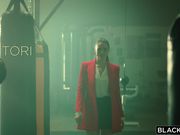 漂亮红衣美女记者采访拳手欲望上来挡不住被按在地上猛操