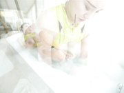 最新流出果哥精品大尺度白金版巨乳模特被潜沙发跪着给导演吃屌