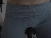 穴水多多的美女被男教练直接按在健身房操趴