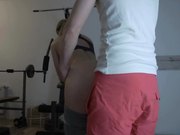 穴水多多的美女被男教练直接按在健身房操趴