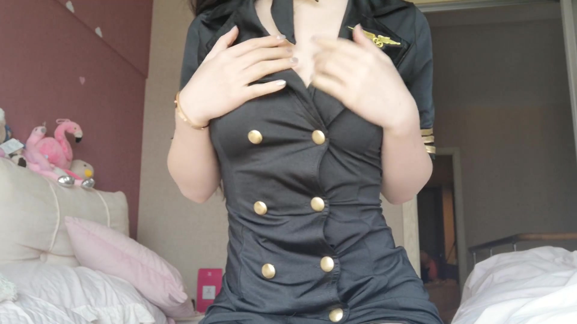 最新网红少女恶犬VIP视频制服摩擦假屌 再慢慢的插入粉红小穴里