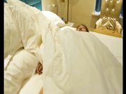 网红美女生日吃饭被灌醉完全死猪状态被多人玩弄