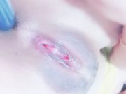 妹子手指扣逼秀 逼逼无毛三根手指插入出白浆