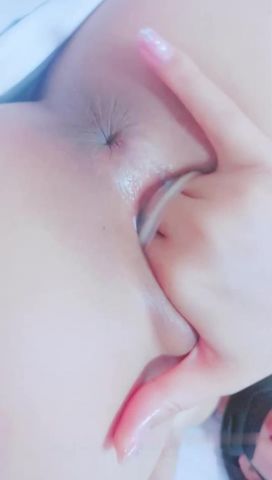 妹子手指扣逼秀 逼逼无毛三根手指插入出白浆