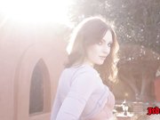 性感的红发女郎在沙发上潮喷