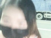 墨镜妹子深夜马路边双人啪啪 引擎盖上抱着操后入猛干深夜娇喘