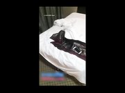 姐姐在和人啪啪妹妹在一旁玩手机偷看