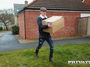 诱惑快递员做爱的巨乳家庭主妇