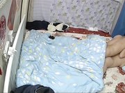 大胸美女被老公边操边玩手机 突然拿个超大电动鸡巴插的大叫