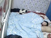 大胸美女被老公边操边玩手机 突然拿个超大电动鸡巴插的大叫