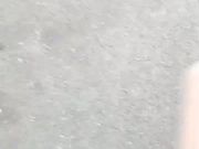 妹子户外自慰秀 买了根火腿肠蹲路边抽插