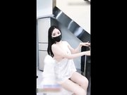 无毛白虎妹用很粗的橡胶鸡巴插逼弄的上面全是水还来个特写给狼友看