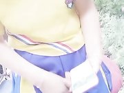 女主播穿足球服電瓶車上野戰還能爬樹上尿尿2