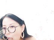 长发飘飘的美少妇 黑框眼镜 戴着护士帽 炮友家里啪啪大秀