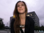 用金钱勾引少女