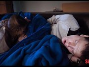 天气太冷姐弟俩一起在沙发上睡觉