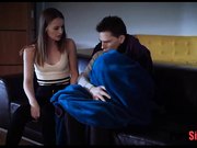 天气太冷姐弟俩一起在沙发上睡觉