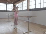 芭蕾舞蹈练习室性感女学生被黑人舞蹈老师挑逗啪啪啪