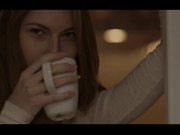 身材高挑性感年轻美少女早起喝杯牛奶在与男友来一发