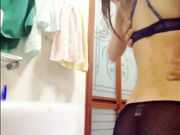 卫生间跪舔后入啪啪