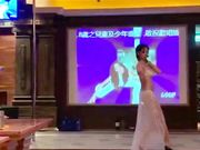 去KTV玩看模特跳脱衣钢管舞长得像思聪的背心哥真幸运