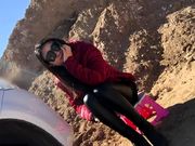 美女野外没穿胸罩被路认按在车上强干