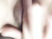 很漂亮有韵味的美少妇站着插穴自慰 流了好多水 看表情很是淫荡