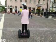 洋老外系列之带小姐妹一起玩平衡车...