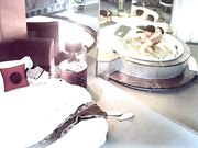 网络摄像头偷窥系列：健壮男和美女洗完鸳鸯浴