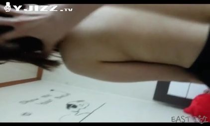 白皙大奶嫩妹家中爆舔男友牙签屌 希望它能再长大一点点