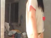 年轻妹子在简易房里搔首弄姿慢慢脱光衣服诱惑