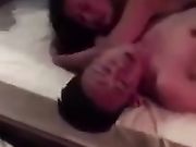 场面震撼闺蜜和老公宾馆滚床单被堵 男的拼死护情人有点让人感动