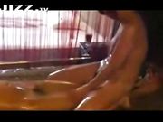 两个姐妹花玩得正嗨的时候被我发现闯进去双飞了