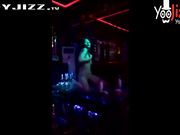 夜总会叫来一个漂亮妹子全裸表演 艳舞啤酒湿身小穴抽烟 花样繁多真刺激