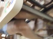 快餐店大胆漏小内内 手指还要隔着丝袜往里插