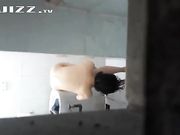 半夜睡不着趴窗偷窥邻居少妇洗澡 身材和肤色都不错就是奶子小了点