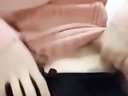 漂亮妹子在商场烟酒专柜一边卖东西一边直播福利