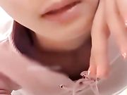 漂亮妹子在商场烟酒专柜一边卖东西一边直播福利