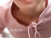 漂亮妹子在商场烟酒专柜一边卖东西一边直播福利