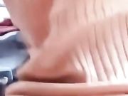 漂亮妹子在商场烟酒专柜一边卖东西一边直播福利