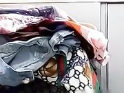 漂亮妹子在商场烟酒专柜一边卖东西一边直播福利