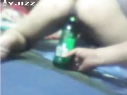 少妇家中约炮激情内射后不满足拿啤酒瓶强行塞