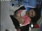 女财务独自加班时被巡逻保安看到 办公室强上了